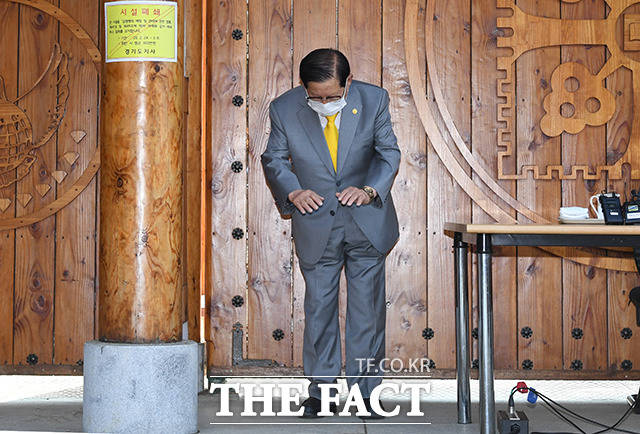 큰 절 하는 이만희 총회장