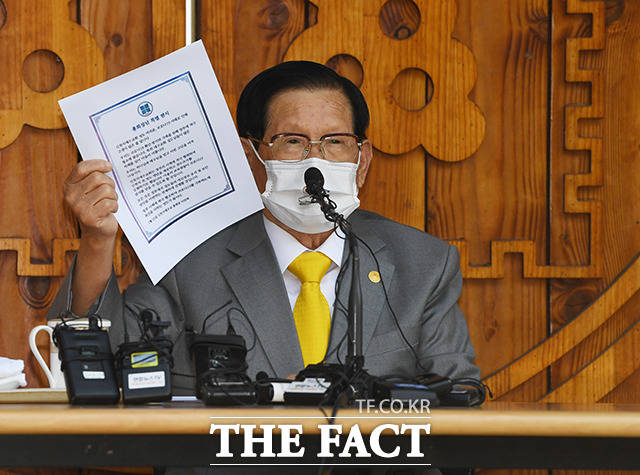 이만희(89) 신천지예수교증거장막성전(신천지) 총회장이 2일 열린 기자회견에서 신종 코로나바이러스 감염증(코로나19) 확산 책임을 놓고 국민과 정부에 사과하고 있다./가평=이효균 기자