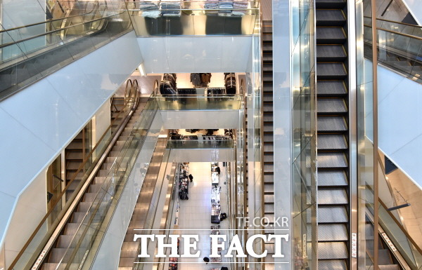 백화점 실적을 지탱해주던 명품군이 코로나19 타격에 매출 감소세가 이어지고 있다. /뉴시스