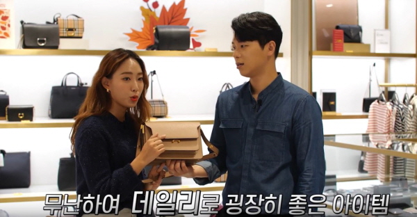 백화점들은 언택트 소비가 늘면서 온라인 채널을 강화하고 나섰다. 사진은 롯데프리미엄몰을 통해 방송되는 '롯데백화점 라이브'. /롯데쇼핑 제공