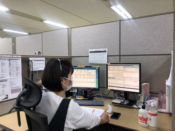 서울 강남구 역삼동 소재 신한은행 고객상담센터 사무실의 모습으로, 신한은행은 파티션 높이를 기존 63㎝에서 93㎝로 높였다. /신한은행 제공