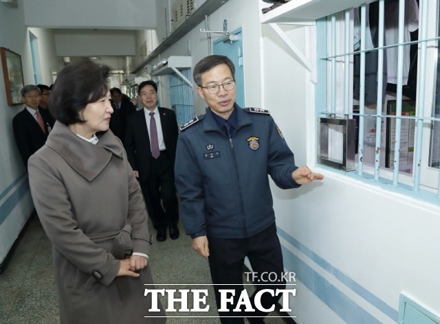 법무부는 30일 2016년 전체 출소자 재복역률 분석 결과 전년도 대비 1.4%p 감소한 25.2%를 기록했다고 밝혔다. 사진은 지난 1월 25일 설 명절을 맞아 직원들을 격려하기 위해 서울구치소를 방문한 추미애 법무부 장관의 모습. /사진제공=법무부