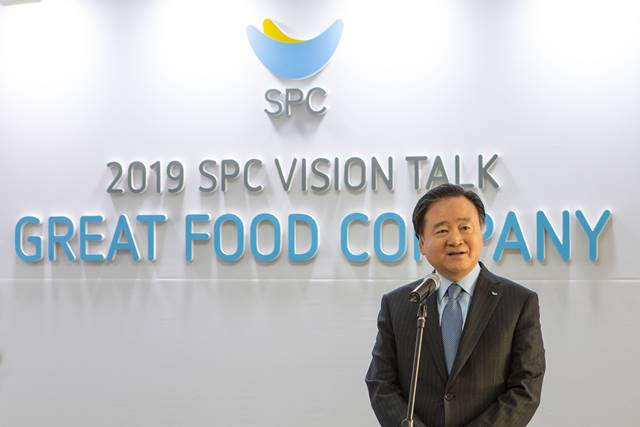 SPC그룹은 허영인 회장이 장남 허진수 부사장에게 주식 40만 주를 증여했다고 8일 공시했다. /SPC그룹 제공