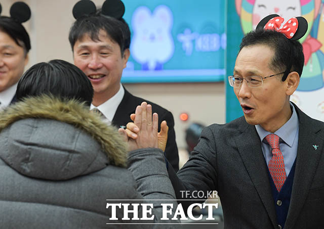 지성규 KEB하나은행장을 비롯한 임직원들이 2020년 경자년 첫 근무일인 지난 1월 2일 오전 서울 중구 을지로 KEB하나은행 본점에서 출근하는 직원들과 인사를 나누고 있다. /김세정 기자