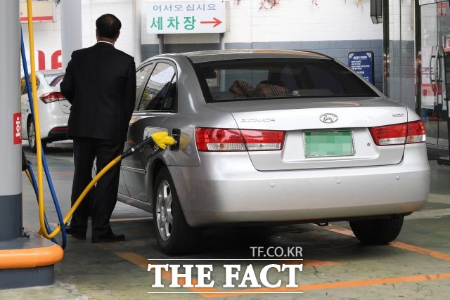 5월 둘째 주 전국 주유소 휘발유 판매가격은 전주 대비 ℓ당 8.4원 내린 1249.3원을 기록, 16주 연속 내림세를 보였다. /더팩트 DB