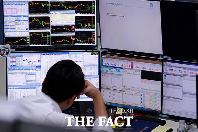 코스피는 전장 대비 101.48포인트(-4.76%) 내린 2030.82에 마쳤다. 이날 개인이 1조2421억 원을 사들인 반면 외국인과 기관은 각각 4749억 원, 7648억 원을 팔았다. /이선화 기자