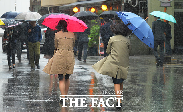 광주·전남지역에 9일 밤부터 11일까지 3일 간 50~150㎜ 많은 비가 내릴 전망이다. 전남 남해안에는 돌풍과 천둥·번개를 동반한 시간당 30㎜ 내외의 매우 강한 비가 내릴 것으로 예보됐다./더팩트 DB