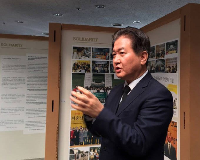 최근 임명된 서주석 청와대 안보실 1차장이 1988년 국회 광주청문회를 앞두고 보안사령부 산하 조직으로 5.18 관련 진실 왜곡 논리를 제공한 '5.11연구회' 부역 논란이 제기되며 5.18기념재단 및 주요 단체들이 지난 달 31일 입장표명을 요구하는 성명을 발표, 파문이 확산되고 있다. /5.18기념재단 제공