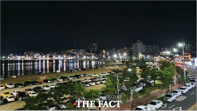 포항지역에 열대야가 7일째 이어지고 있는 가운데 영일대 해수욕장 공영주차장과 주변 도로에는 더위를 피해 바닷가를 찾은 시민들의 차량으로 가득하다./포항=김달년기자