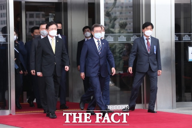 문재인 대통령(가운데)과 더불어민주당 지지율이 2주 연속 상승했다. 여론조사 전문기관 리얼미터는 