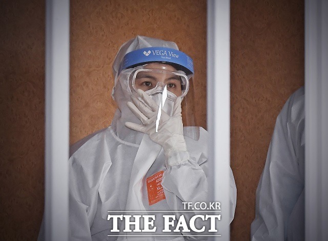 문재인 대통령은 2일 코로나19 방역의 최일선에 있는 공공병원의 간호 인력을 증원하는 등 당장 할 수 있는 일부터 신속히 하겠다고 밝혔다. /이동률 기자