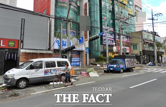 2006년 도입된 풍수해보험은 국가와 자치단체가 보험료 일부를 지원하는 정책보험이다. 사진은 4일 포항 영일대 해수욕장 인근 도로의 신호등이 태풍 마이삭의 강풍을 이기지 못하고 쓰러진 모습. /포항=김달년기자