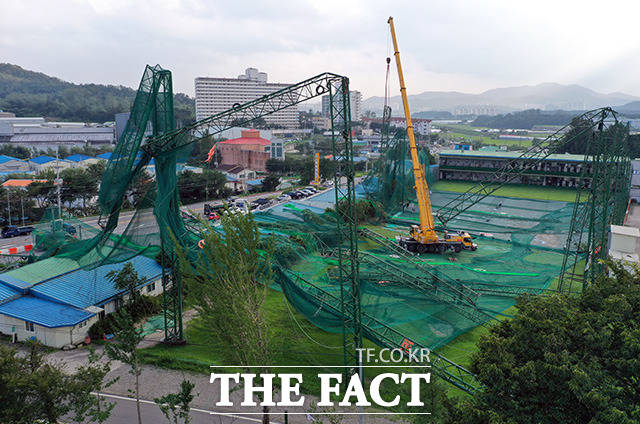 4일 금융권에 따르면 올해 7월 말 기준 소상공인 풍수해보험 가입 실적은 5010건에 불과했다. 사진은 3일 오후 경기도 이천시 백사면의 골프 연습장이 제9호 태풍 마이삭(MAYSAK)으로 철제 기둥이 부러지면서 그물망이 주저앉아 있는 모습. /이천=임영무 기자