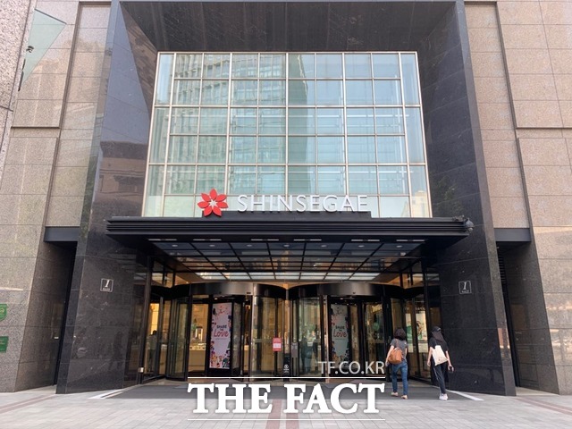 신세계의 8월 매출이 13.63% 감소한 반면, 이마트는 5.4% 늘어난 것으로 조사됐다. 사진은 신세계백화점 본점 모습. /한예주 기자