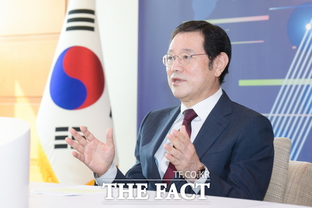 지난달 28일 광주시청 시장 집무실에서 만난 이용섭 광주시장이 행정통합의 필요성과 앞으로 풀어나가야 할 과제들을 설명하고 있다./ 광주=문승용 기자