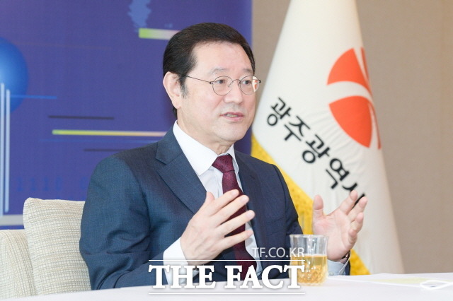지난달 28일 광주시청 시장 집무실에서 만난 이용섭 광주시장이 행정통합의 필요성과 앞으로 풀어나가야 할 과제들을 설명하고 있다. /광주=문승용 기자