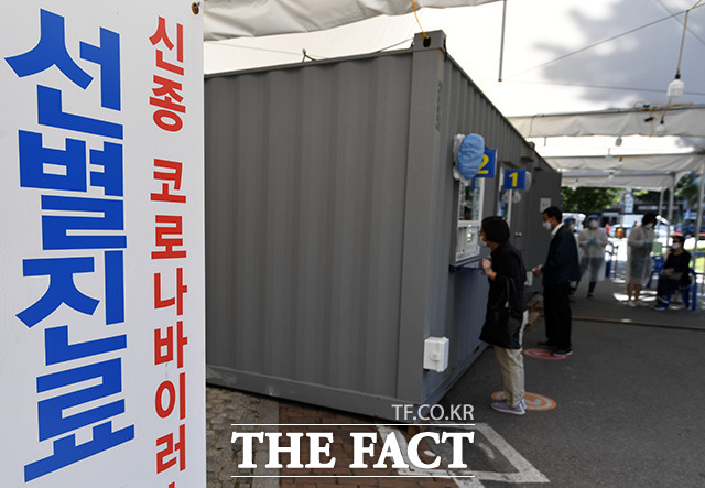 국내 코로나19 확진자가 나흘 연속 두 자릿수를 기록했다. 지난달 24일 서울 영등포보건소를 찾은 시민들이 코로나19 검사를 위해 대기하고 있다. /남용희 기자