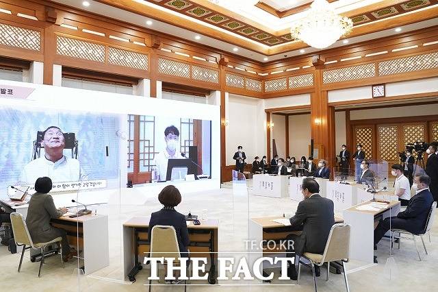 문재인 대통령이 8일 청와대에서 열린 '사회서비스원 돌봄종사자 영상 간담회'에 참석해 돌봄종사자들의 경험담 및 애로사항을 듣고 있다. /청와대 제공