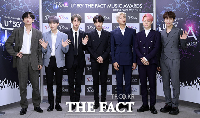 월드스타로 거듭나고 있는 글로벌 그룹 '방탄소년단'이 오는 12월 '더팩트 뮤직 어워즈(THE FACT MUSIC AWARDS, TMA)' 출연을 확정했다. 사진은 제1회 TMA에 참석한 방탄소년단./더팩트 DB