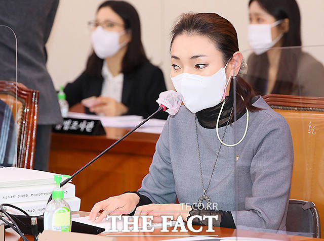 19일 김예지 국민의힘 의원이 공개한 자료에 따르면 코로나19 장기화로 올해 영화계 피해 규모가 1조 원을 넘어선 것으로 나타났다. 시각장애인인 김 의원이 지난 15일 국회 문화체육관광위원회에서 열린 대한체육회·국민체육진흥공단 등 국정감사에서 점자로 인쇄된 업무보고 자료를 읽는 모습. /이새롬 기자