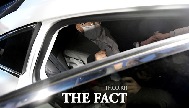 감염병예방법 위반 등의 혐의로 구속기소 된 이만희 신천지예수교 증거장막성전(신천지) 총회장이 12일 오후 경기 수원시 팔달구 수원구치소를 나서고 있다. /이덕인 기자