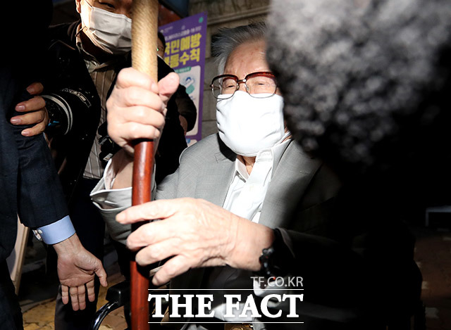 감염병예방법 위반 등의 혐의로 구속기소 된 이만희 신천지예수교 증거장막성전(신천지) 총회장이 12일 오후 경기 수원시 팔달구 수원구치소를 나서고 있다. /이덕인 기자