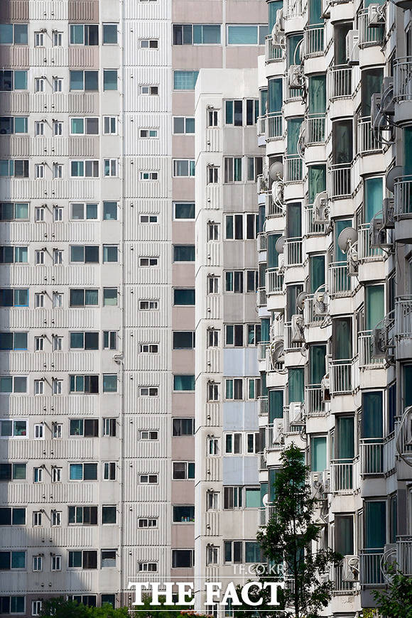 25일 국세청에 따르면 올해 66만7000명에게 1조8148억 원에 달하는 주택분 종합부동산세가 고지됐다. /더팩트 DB