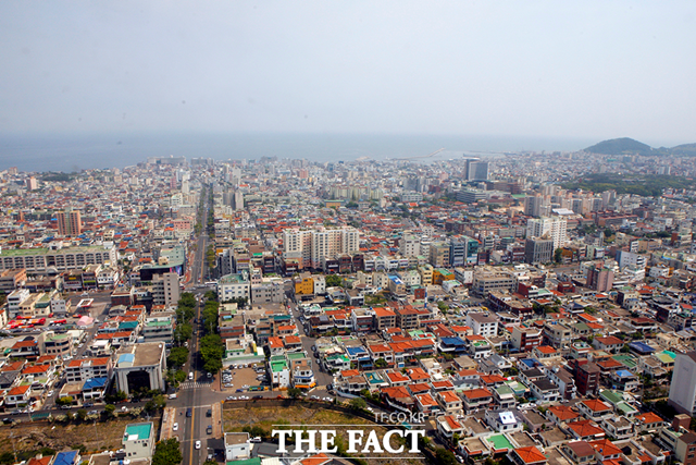 제주도의 주민등록인구는 2019년 19.3%(108,326명) 증가한 67만989명으로 여자에 비해 남자의 인구증가율이 1.3%p 높게 나타났다. 사진은 제주시 전경/제주시 제공