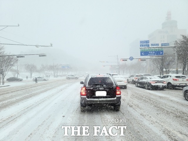 광주·전남지역에 대설과 한파, 강풍주의보까지 발효됐다. 밤사이 많은 눈이 내리면서 시민들의 출근길은 발이 묶였다. 사진은 이날 오전 9시 5·18기념공원 앞 사거리에서 출근길 차량들이 신호대기 하고 있다./광주=허지현 기자