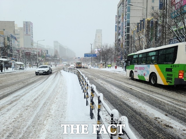 광주·전남지역에 대설과 한파, 강풍주의보까지 발효됐다. 밤사이 많은 눈이 내리면서 시민들의 출근길은 발이 묶였다. 사진은 이날 오전 9시께 서구 금호동 풍금사거리 출근길 모습./광주=허지현 기자