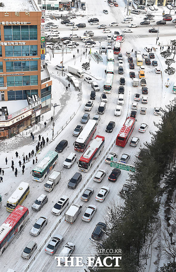 7일 오전 수원시 영통구 망포역 인근 도로가 밤사이 내린 눈으로 차량정체를 빚고 있다. /뉴시스