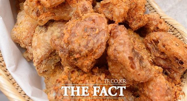 K-푸드에 대한 관심이 높아지고 있는 가운데 외국 소비자들이 가장 선호하는 한식 메뉴는 '한국식 치킨'으로 조사됐다. /더팩트 DB