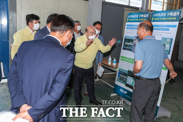 정현복 광양시장이 스마트공장 추진 사업 현장을 찾아 기업체의 스마트공장 현황을 살피고 있다. / 광양시 제공