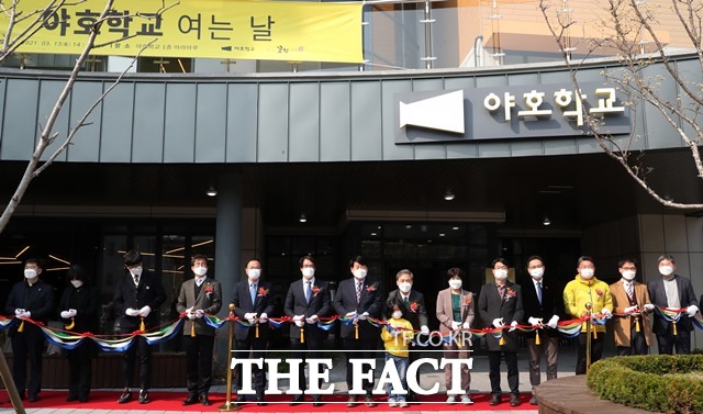 전주시는 지난 13일 김승수 시장과 강동화 시의회 의장, 하영민 전주교육지원청교육장, 청소년, 교육활동가 등이 참석한 가운데 ‘야호학교 인후공간’ 개관식을 가졌다. /전주시 제공