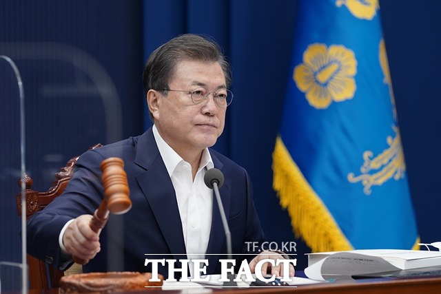 22일 리얼미터가 발표한 여론조사 결과 문재인 대통령 국정수행 지지율은 긍정평가는 최저치, 부정평가는 최고치를 기록했다. /청와대 제공