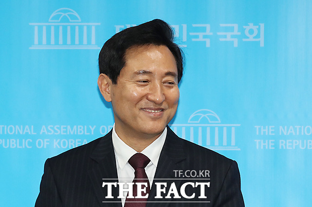 서울시장 보궐선거 범야권 단일 후보로 선출된 오세훈 국민의힘 후보가 23일 국회 소통관에서 기자회견을 마친 후 두 주먹을 불끈 쥐고 있다. /국회=이새롬 기자