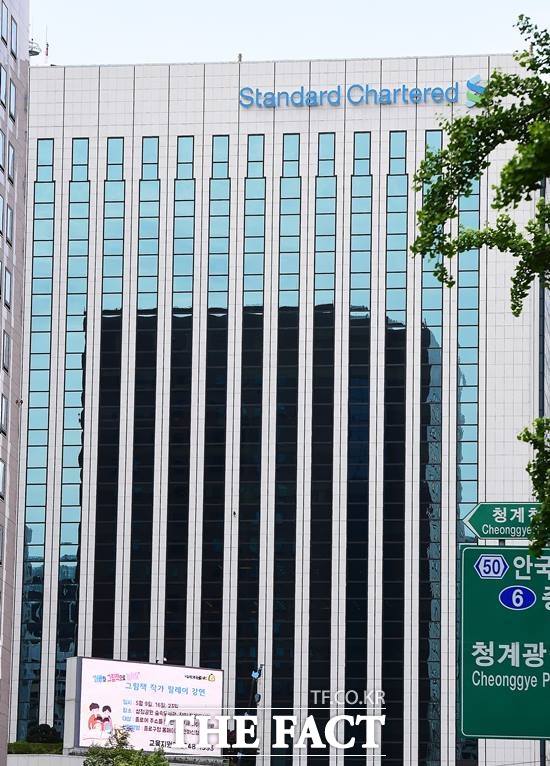 SC제일은행은 지난해 연결기준 당기순이익이 2571억 원으로 전년(3144억 원) 대비 573억 원(18.2%) 감소했다고 31일 밝혔다. /더팩트 DB