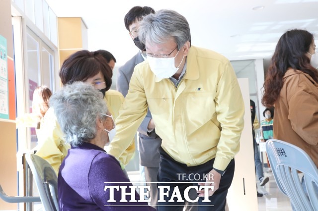 유진섭 시장은 현장에서 백신 접종 준비상황을 점검하고, 안전하고 신속한 예방접종을 통한 조속한 일상 회복 메시지를 전했다. / 정읍시 제공