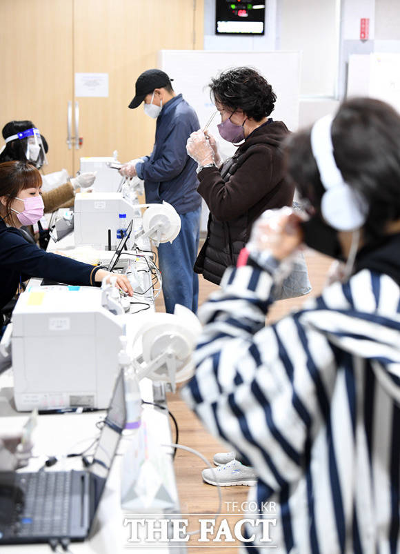 2일 중앙선거관리위원회는 4·7 재·보궐 선거 사전투표 첫날 최종 투표율은 9.14%로 나타났다고 밝혔다. 서울은 9.65%, 부산은 8.63%를 각각 기록했다. 서대문구 남가좌제1동주민센터에 마련된 사전투표소에서 시민들이 사전투표하는 모습. /임세준 기자