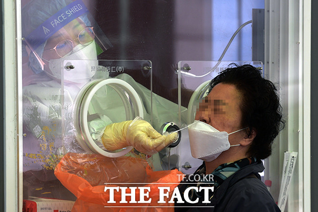 서울역 광장에 마련된 코로나19 임시선별검사소에 시민들이 검사를 받고 있다./더팩트DB