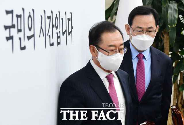 주호영 국민의힘 대표 권한대행과 이종배 정책위의장(왼쪽)이 19일 국회에서 열린 비상대책위원회의에 참석하고 있다. / 남윤호 기자