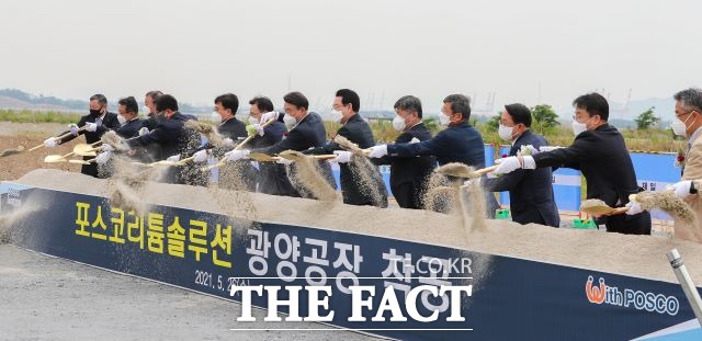 포스코 리튬솔루션(주) 수산화리튬 공장 착공식이 26일 율촌산업단지 사업현장에서 개최됐다. 이날 행사에는 최정우 포스코 회장, 민경준 포스코케미칼 사장, 이성원 포스코 리튬솔루션 법인장을 비롯해 김영록 전라남도지사, 김경호 광양시 부시장, 김갑섭 광양만권 경제자유구역청장 등이 참석했다. /광양시 제공