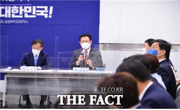 26일 인천 송도 삼성바이오로직스에서 열린 민주당 최고위원회에서 박남춘(가운데) 인천시장이 당 지도부에게 ' K-바이오 랩 허브· 원부자재 지원센터' 인천 유치를 당부하고 있다. 사진/인천시 제공