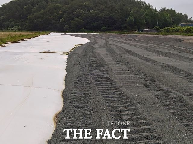 순천시 이사천 인근에 건설 중인 도시첨단산업단지 부지조성 공사에서 토양오염물질로 분류된 니켈이 함유된 니켈슬래그가 대량으로 포설되고 있다. /유홍철기자