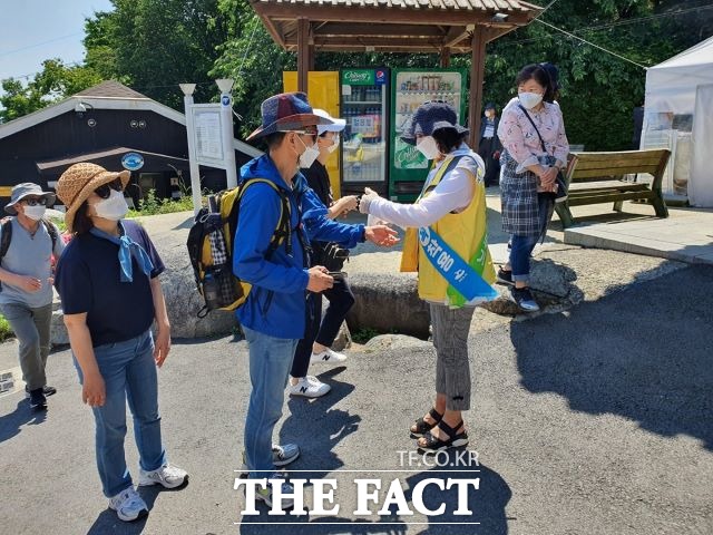 여수시는 관광객이 증가함에 따라 주요 관광시설 70개소에 공무원을 배치해 방역수칙 준수여부 등을 점검하고 관광지 방역관리 기간제근로자도 연장 배치 하는 등 안전여행 위한 대책에도 만전을 기하고 있다. /여수시 제공