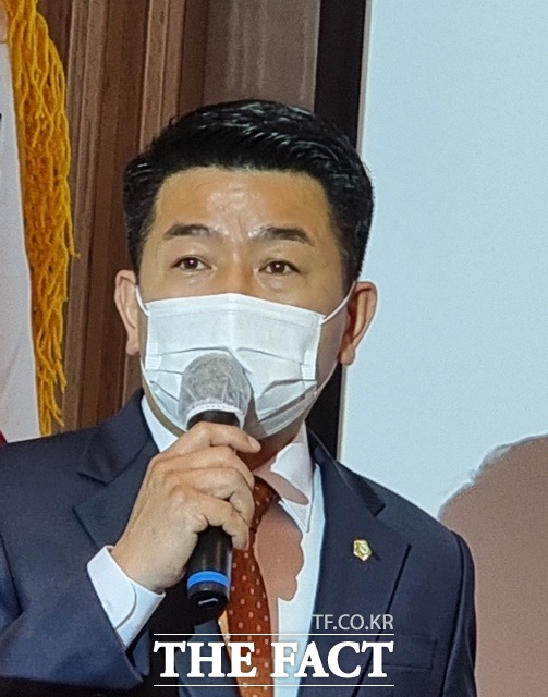 논산시의회 서원 의원이 1일 기자 브리핑을 열고 논산시 도시재생 뉴딜사업 미공개 정보 사전 유출의혹이 사실로 확인됐다고 말하고 있다. /이병렬기자