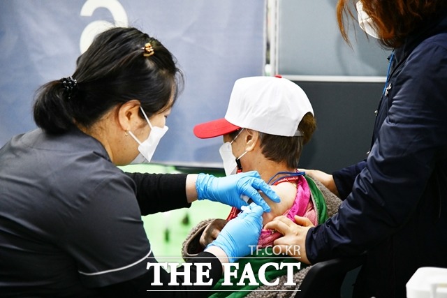 접종 이상반응 신고율은 0.3%로 총 159건 중에서 95%인 151건도 두통, 발열 등 증상이 경미했다. 특히 고령층은 이상반응 신고율 또한 낮았다./파주시 제공