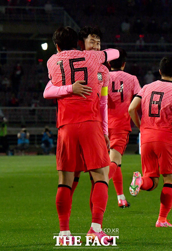 5일 오후 경기도 고양시 일산서구 고양종합운동장에서 '2022 카타르 월드컵 아시아지역 2차 예선' 대한민국과 투르크메니스탄의 경기가 열린 가운데 황의조가 첫 골을 넣은 후 동료들과 기쁨을 나누고 있다. /고양종합운동장=이선화 기자