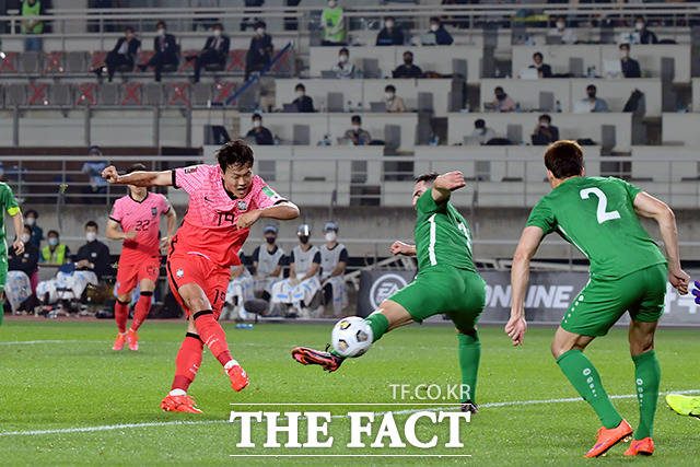 5일 오후 경기도 고양시 일산서구 고양종합운동장에서 '2022 카타르 월드컵 아시아지역 2차 예선' 대한민국과 투르크메니스탄의 경기가 열린 가운데 김영권이 슈팅을 성공시키고 있다. /고양종합운동장=이선화 기자