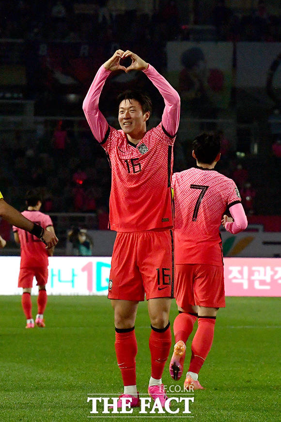 5일 오후 경기도 고양시 일산서구 고양종합운동장에서 '2022 카타르 월드컵 아시아지역 2차 예선' 대한민국과 투르크메니스탄의 경기가 열린 가운데 황의조가 첫 골을 넣은 후 동료들과 기쁨을 나누고 있다. /고양종합운동장=이선화 기자